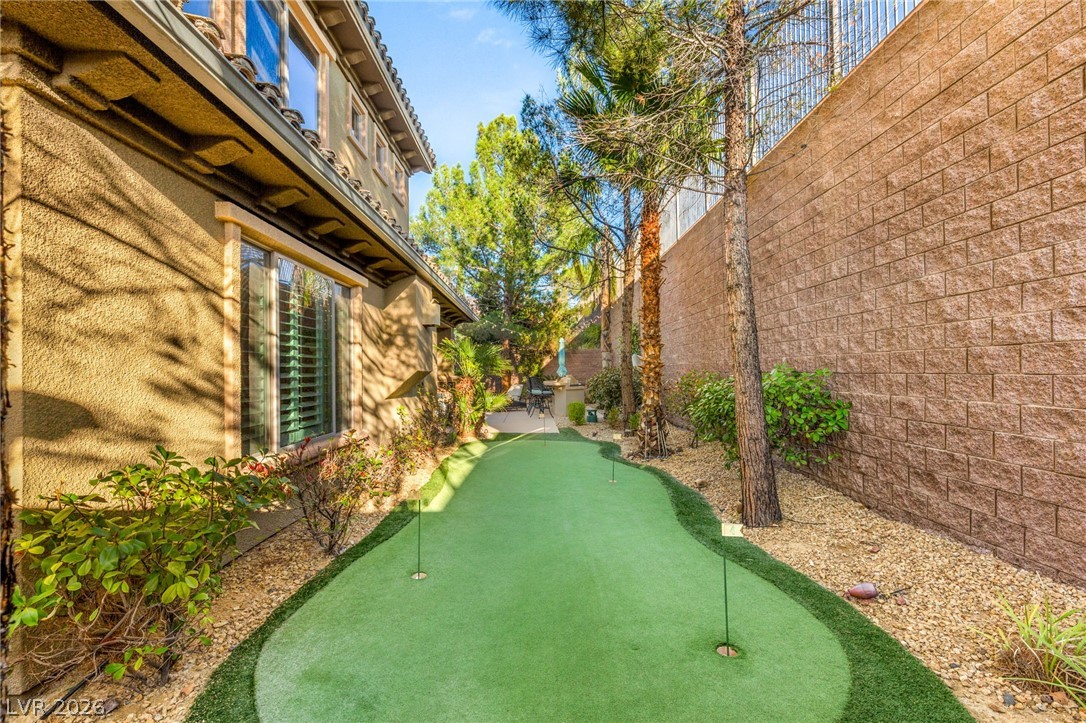 2233 Boutique Avenue