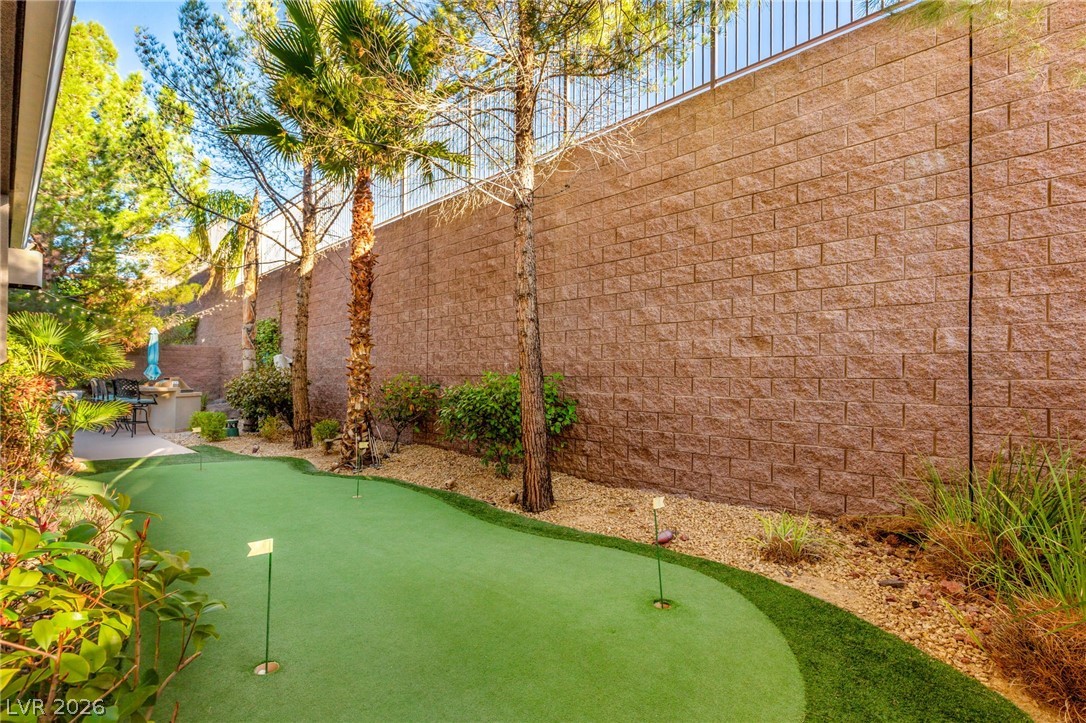 2233 Boutique Avenue