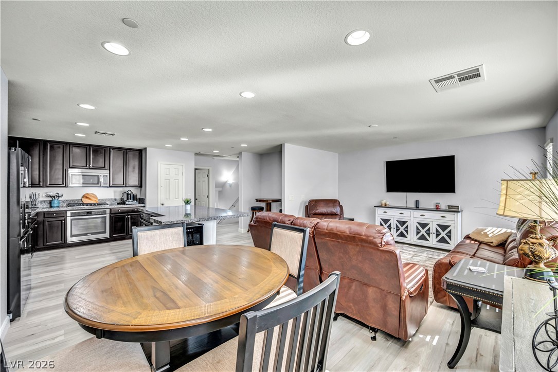 1525 Spiced Wine Avenue 24104