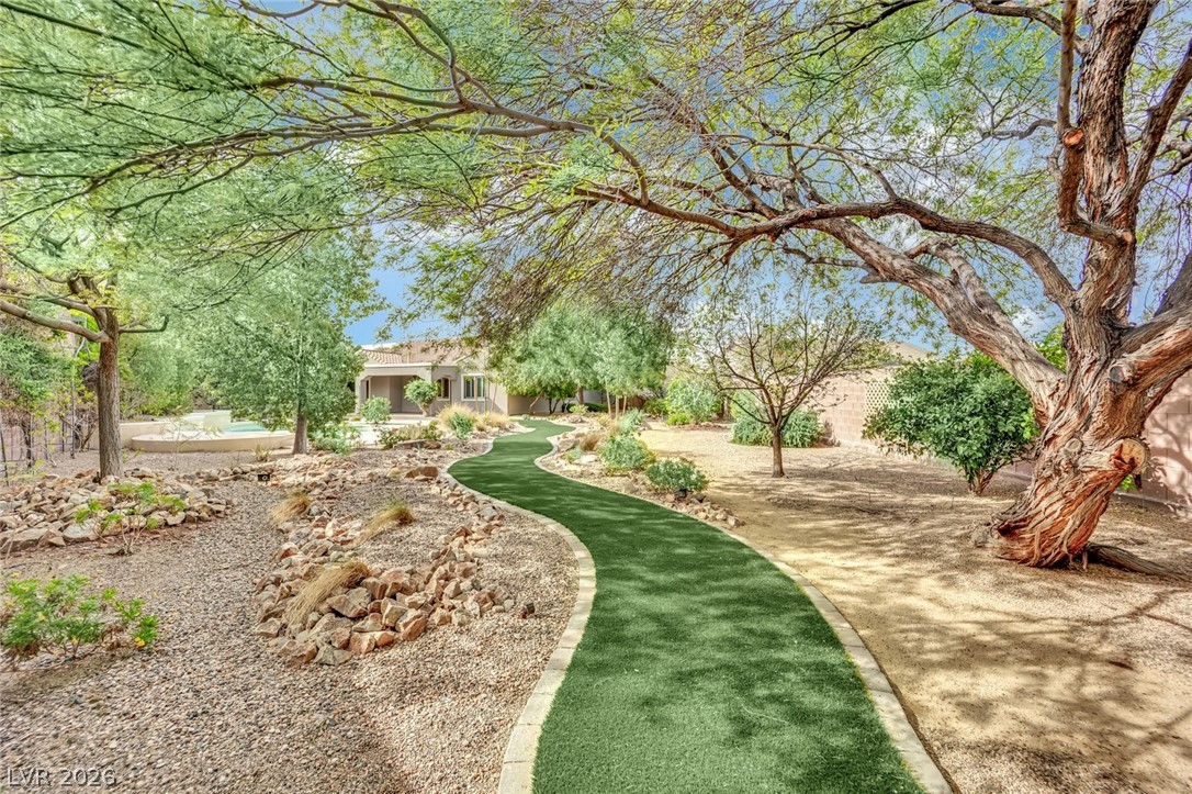 2656 La Boutique Street