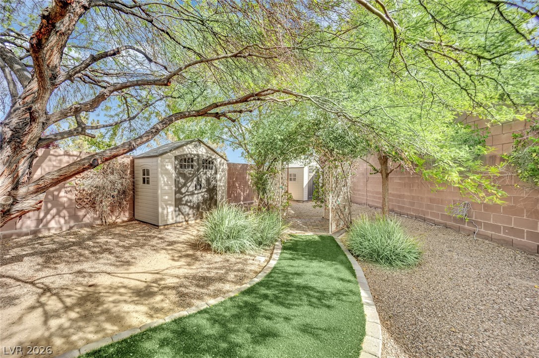 2656 La Boutique Street