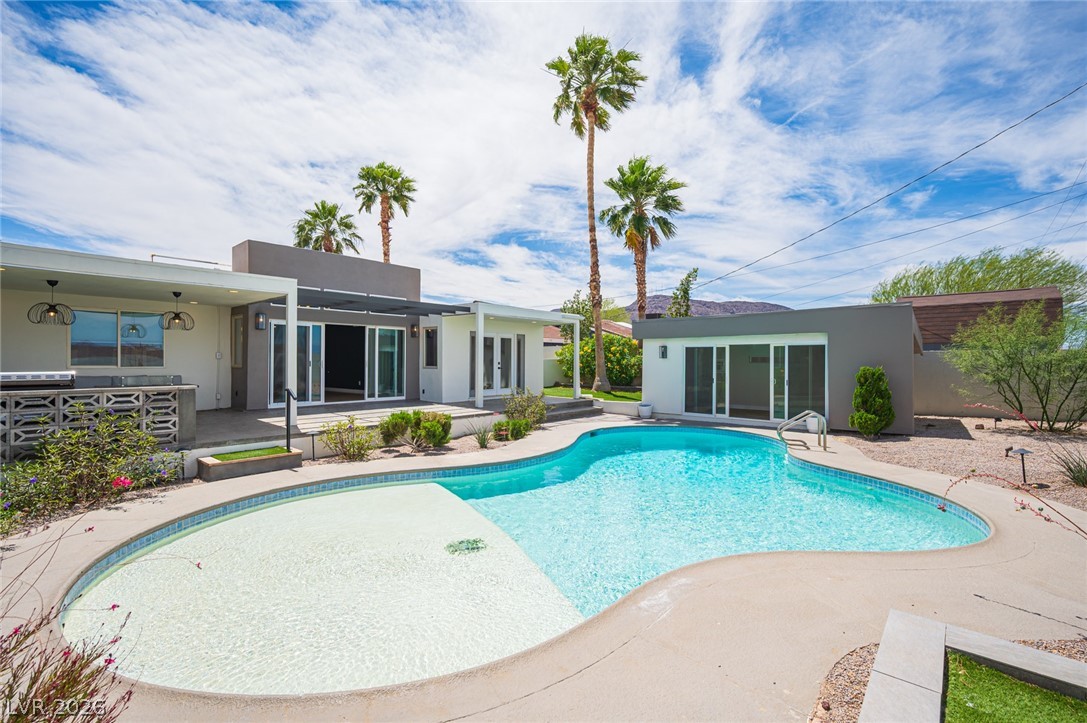 330 East Country Club Drive