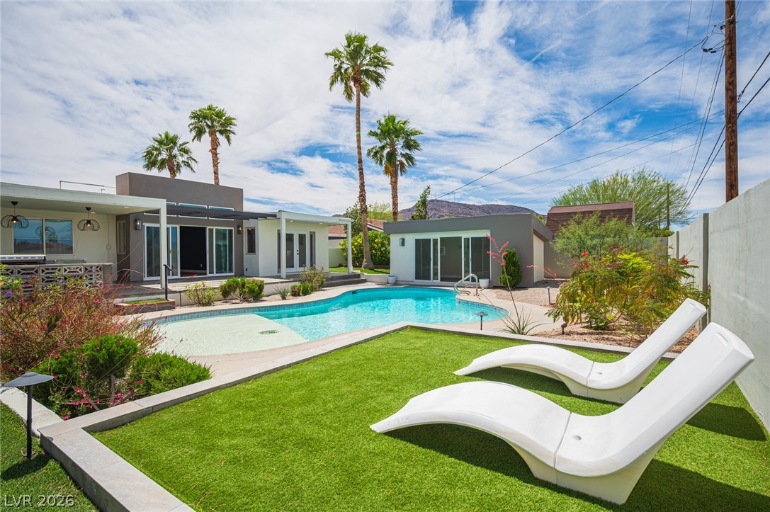 330 East Country Club Drive