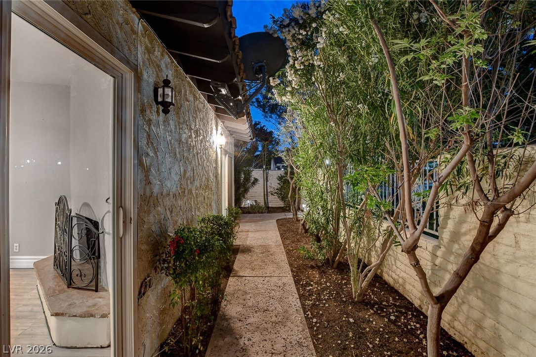 2216 Plaza Del Robles