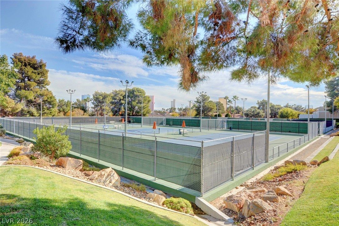 2216 Plaza Del Robles