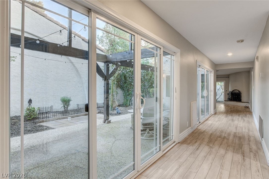 2216 Plaza Del Robles