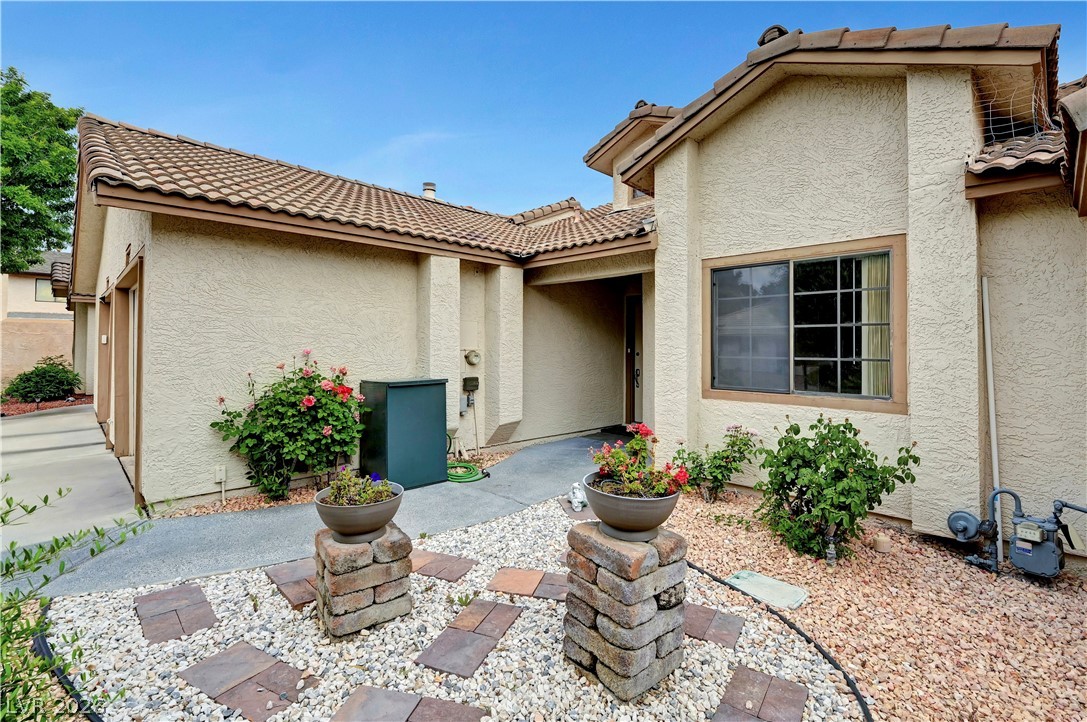 5736 Colwood Lane