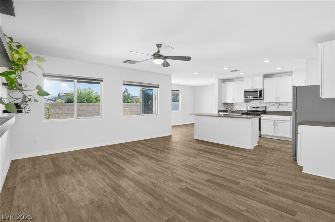 1586 Gold Sunset Avenue