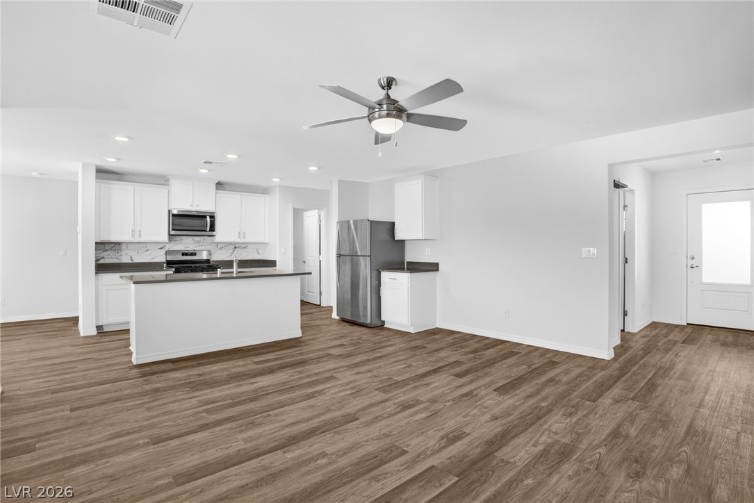 1586 Gold Sunset Avenue