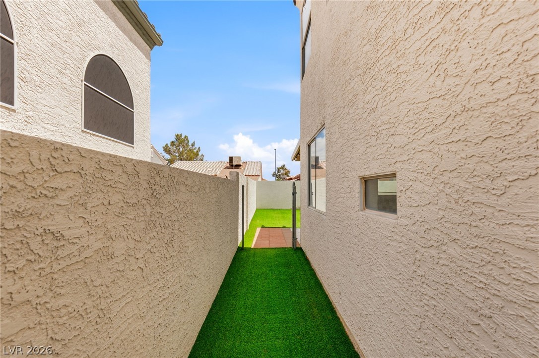 8233 Hydra Lane