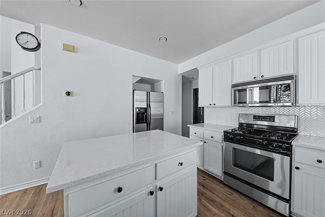 7609 Aspen Color Street