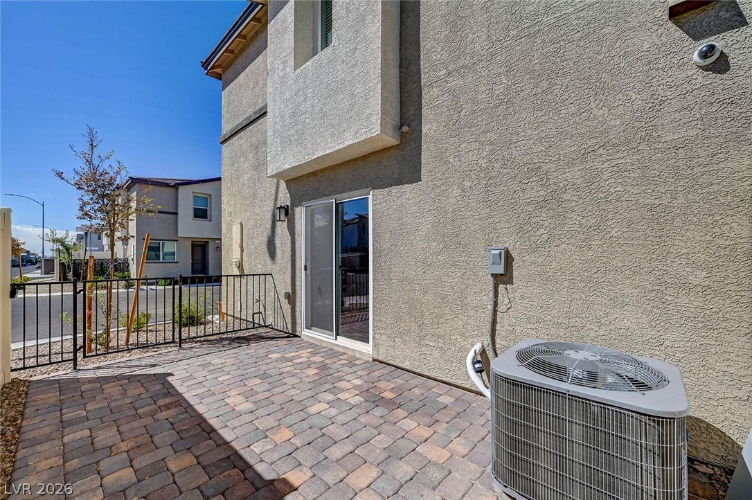 2774 Champagne Gold Avenue