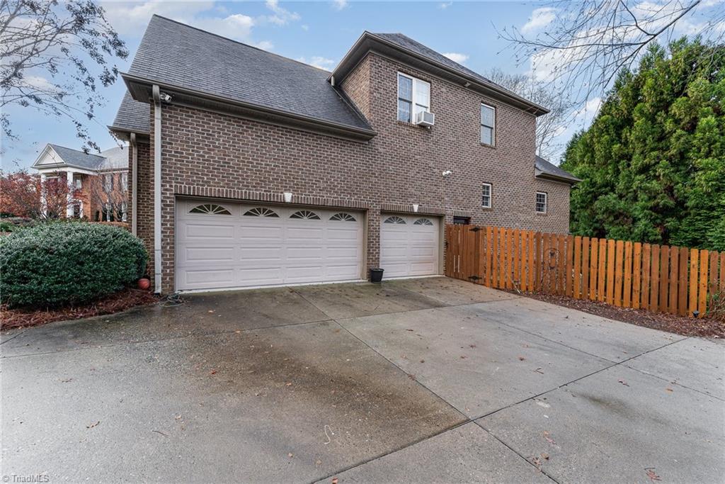 400 Lagerfield Court