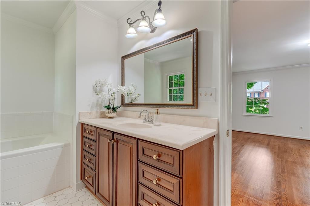 3802 Round Hill Road