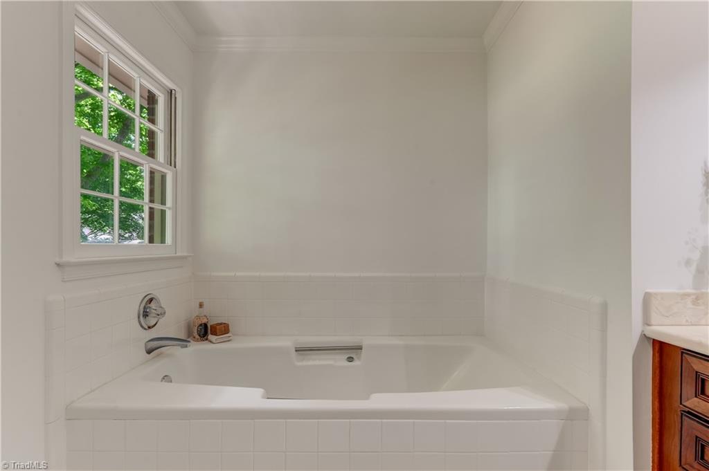 3802 Round Hill Road