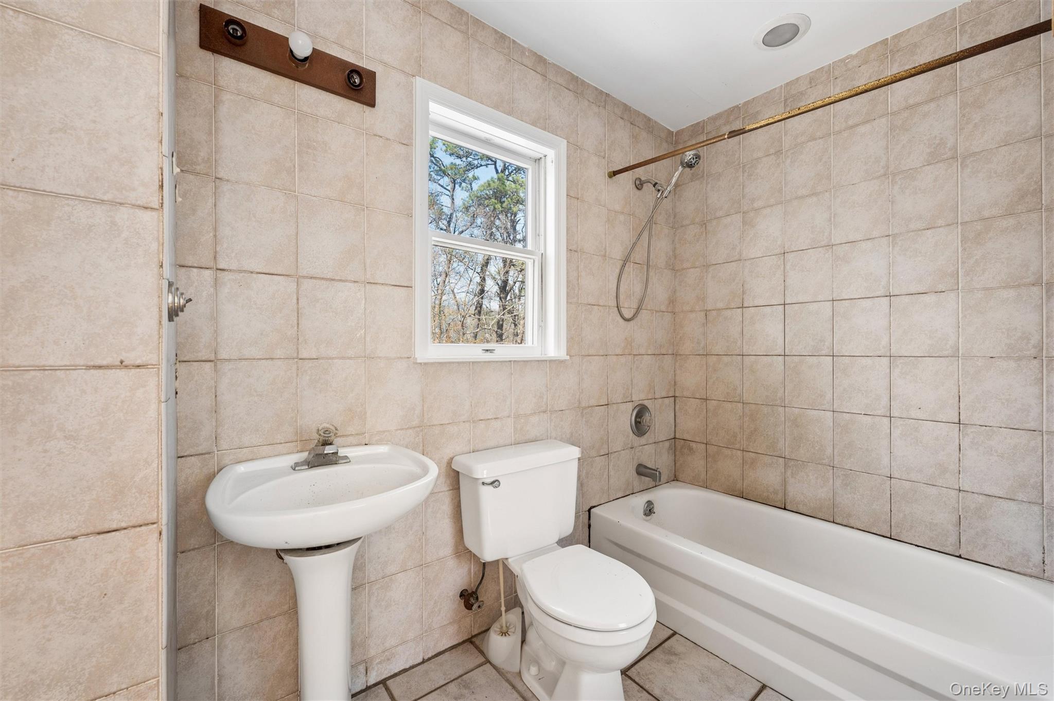 221 E Montauk Highway