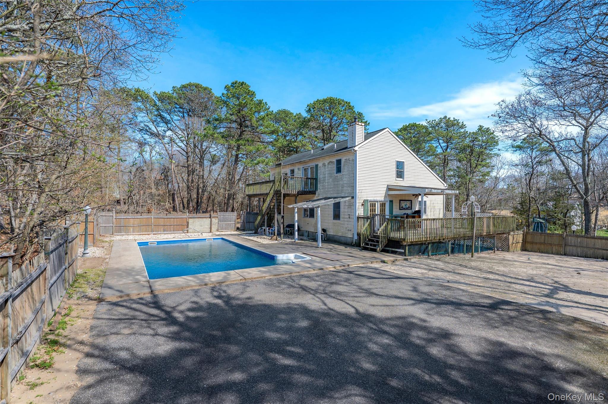 221 E Montauk Highway