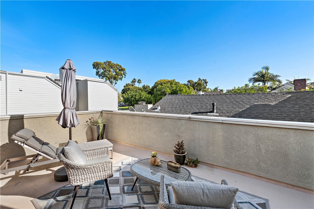 609 1/2 Carnation Avenue