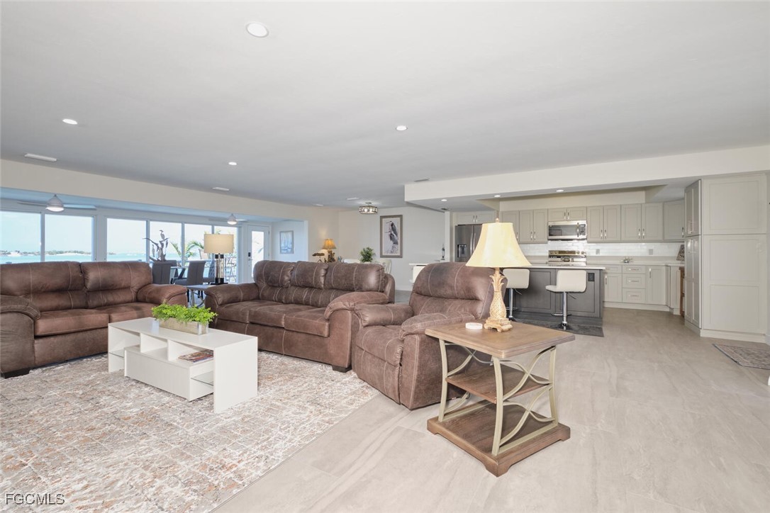 789 San Carlos DR