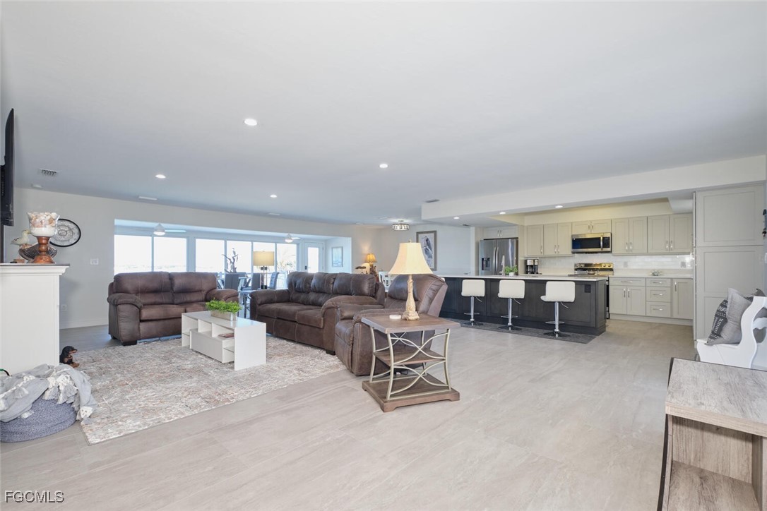 789 San Carlos DR