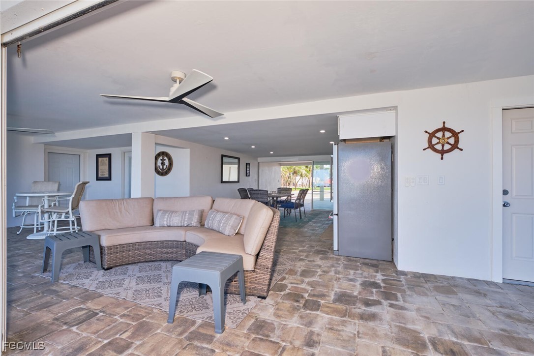 789 San Carlos DR