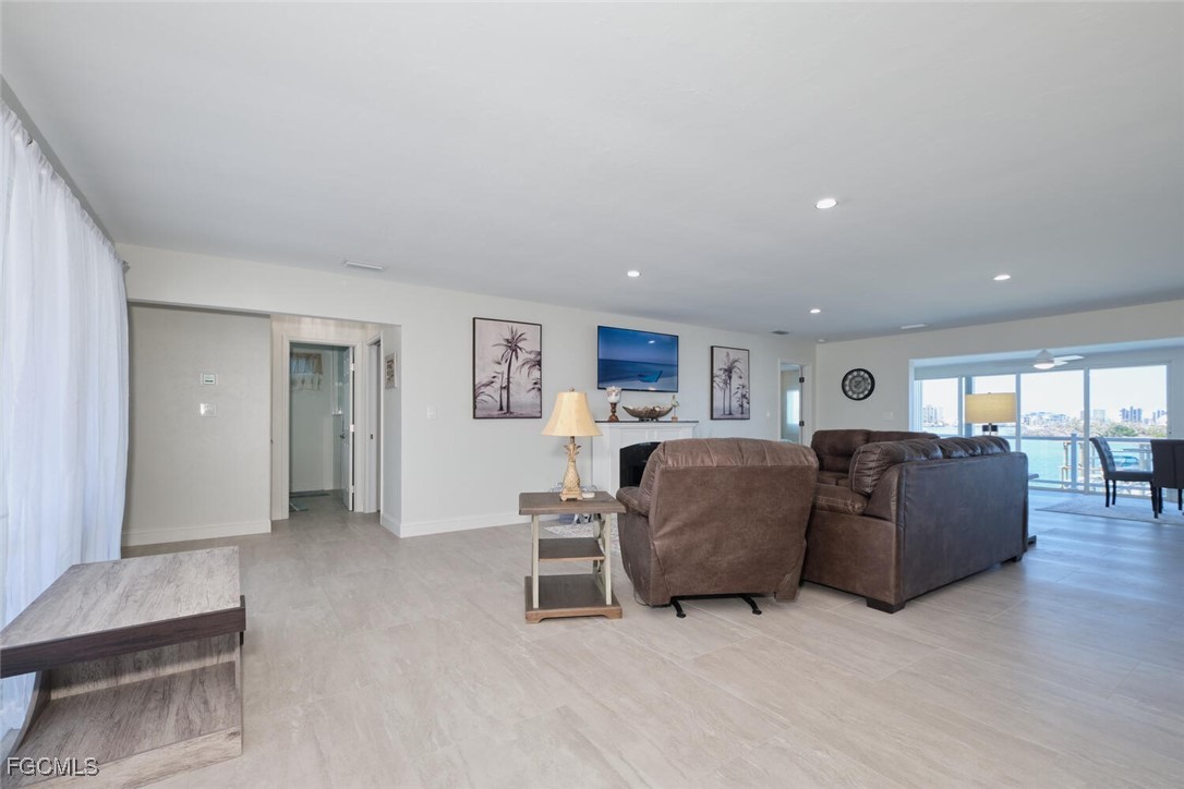 789 San Carlos DR
