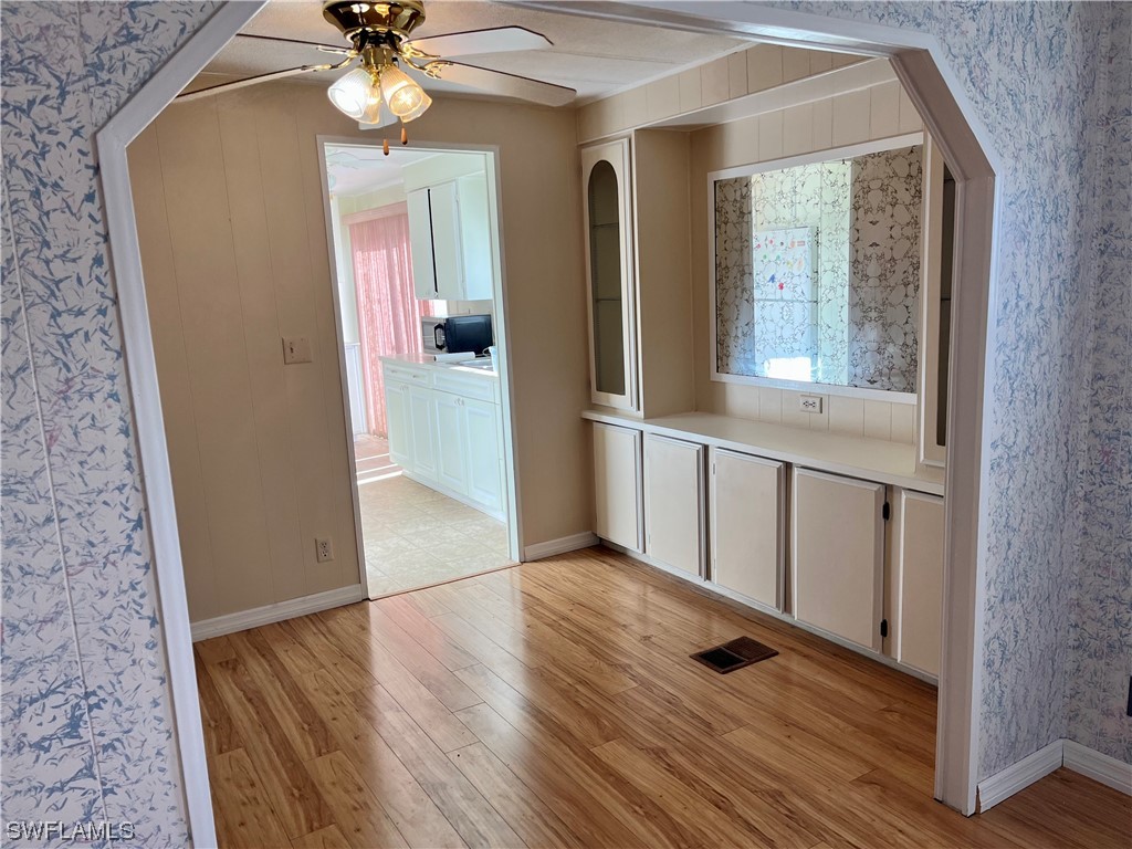 203 Cobblestone LN