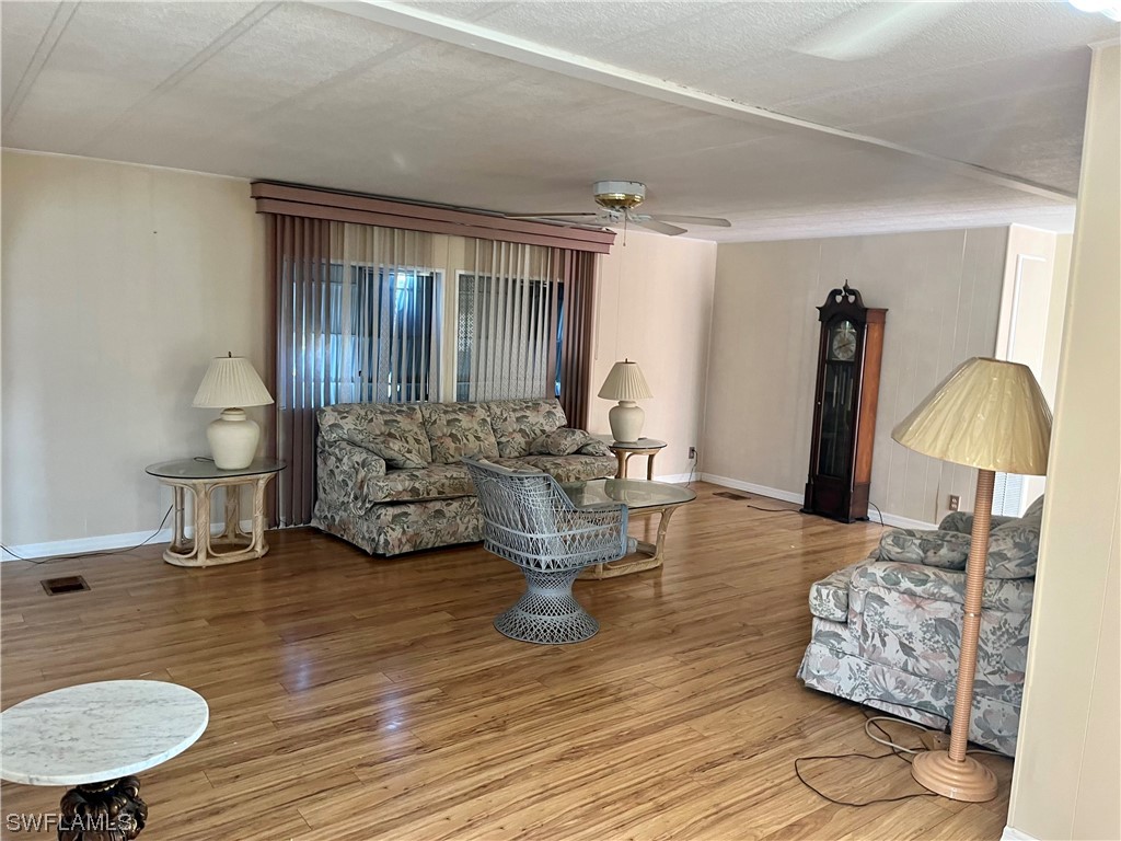 203 Cobblestone LN
