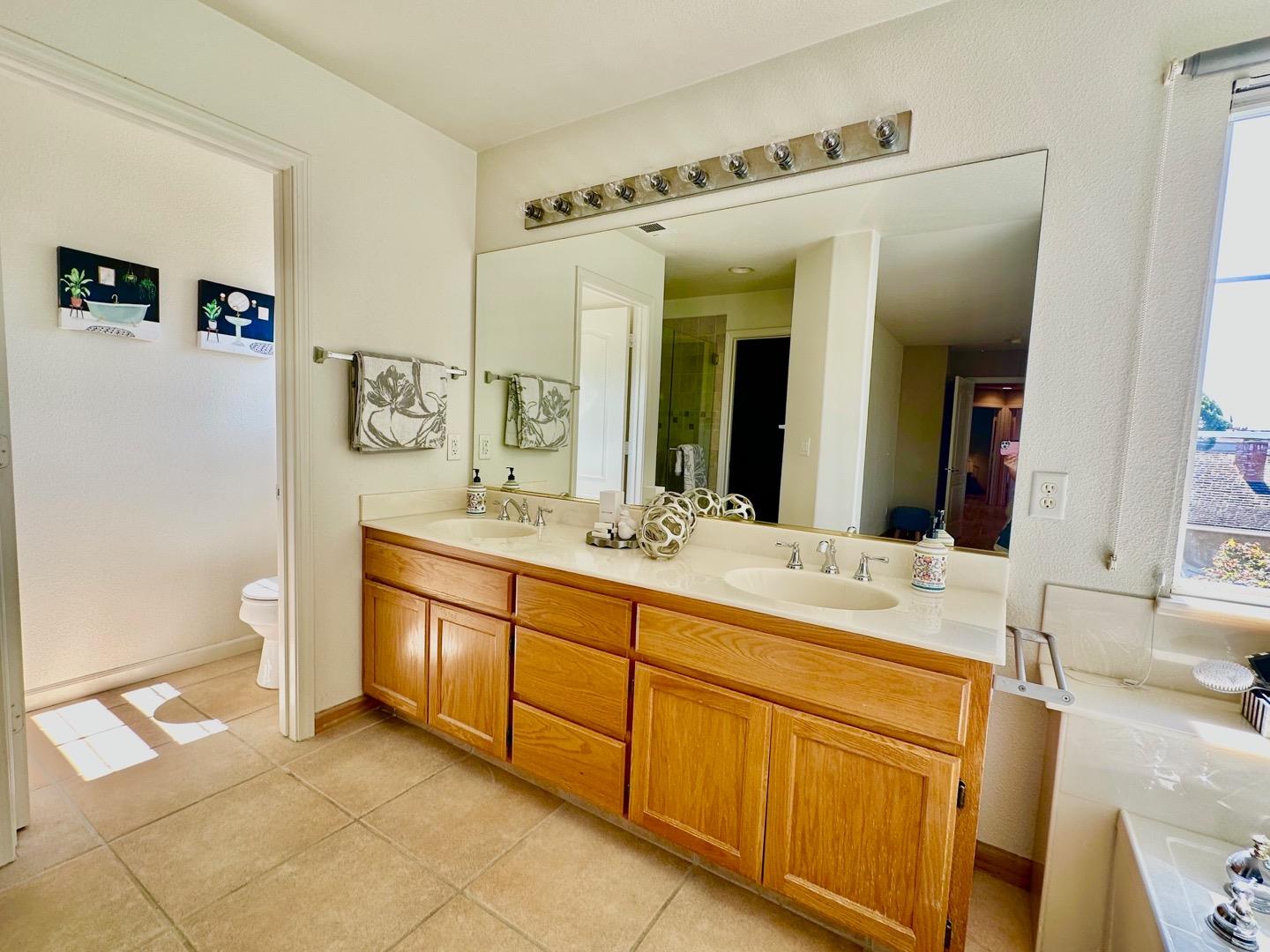 2195 Kingsbury CIR