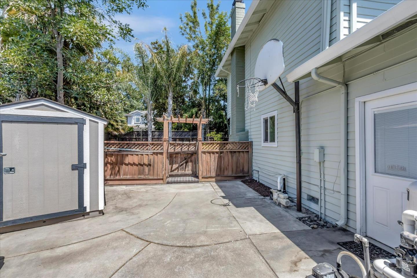 2012 Park Royal Dr