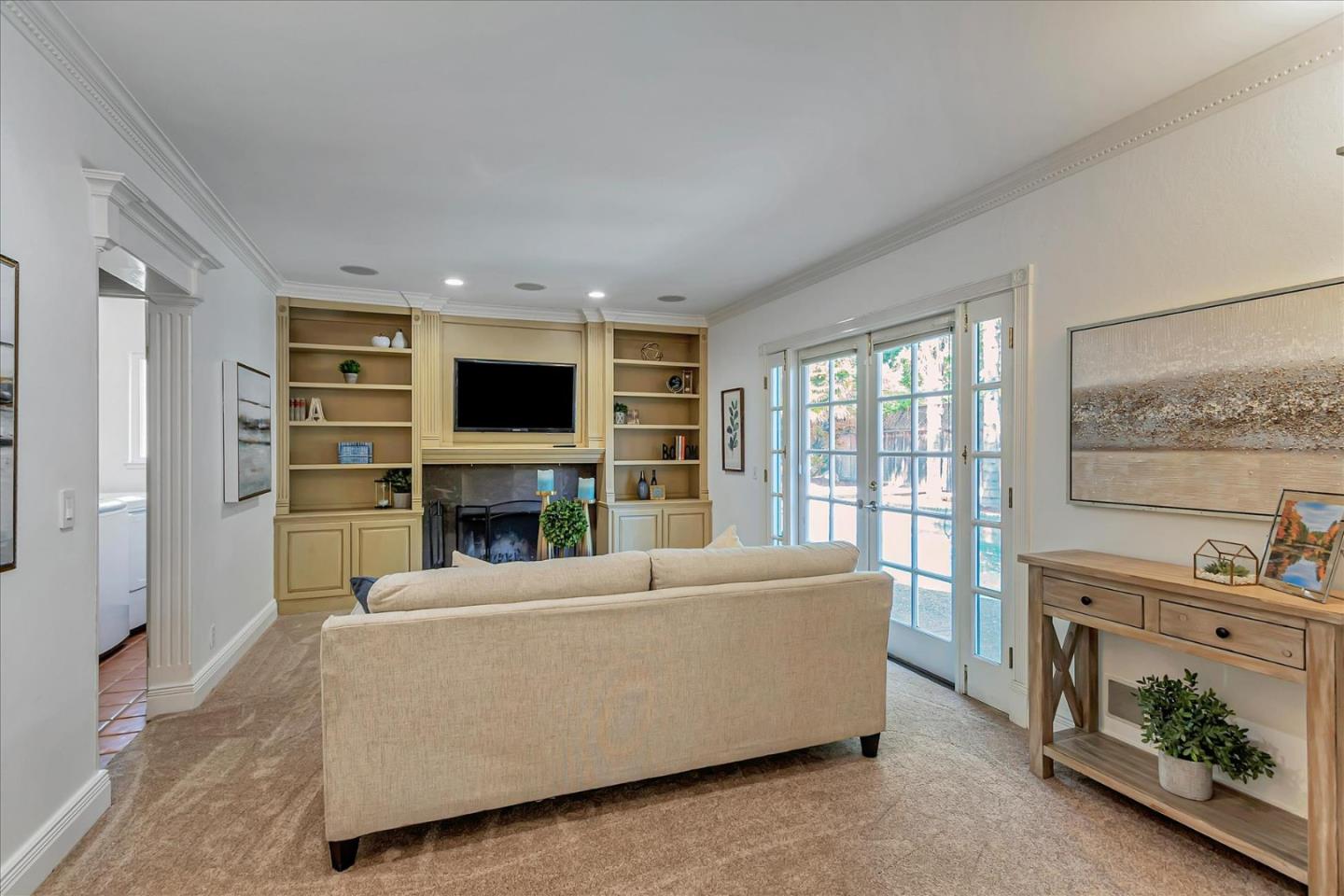 2012 Park Royal Dr