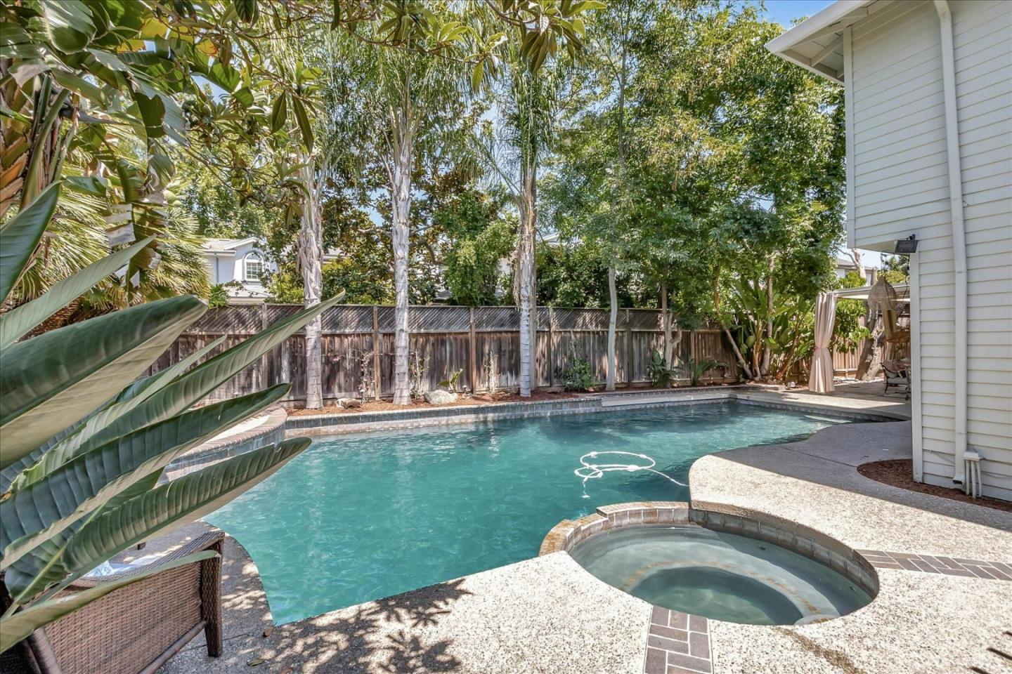 2012 Park Royal Dr