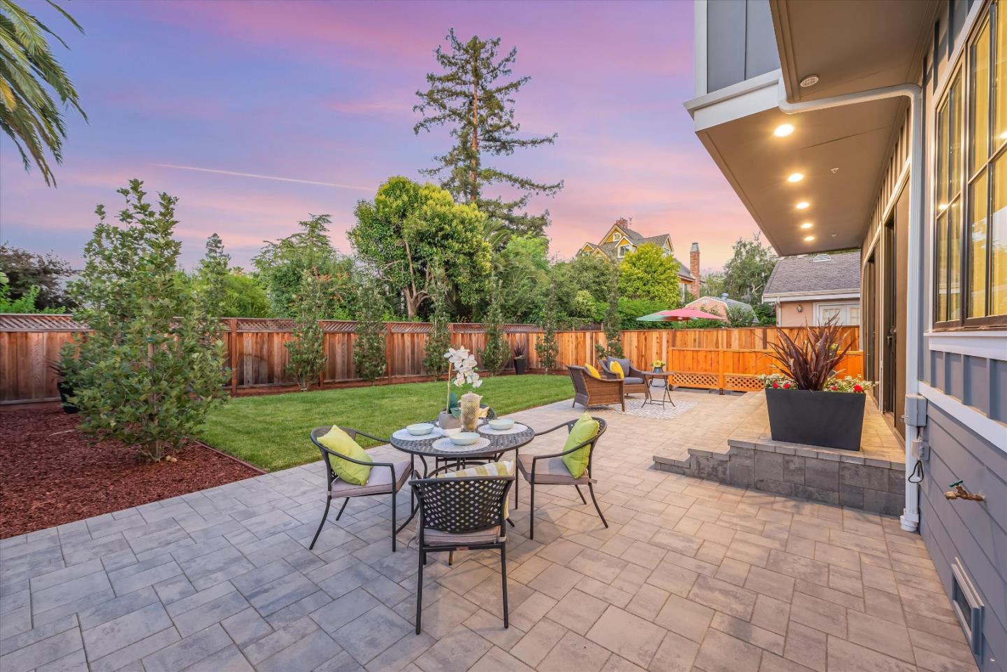 1022 Clintonia AVE