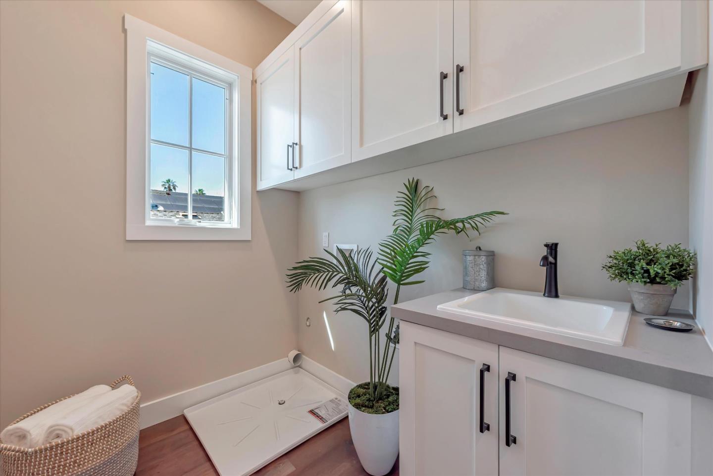 1022 Clintonia AVE
