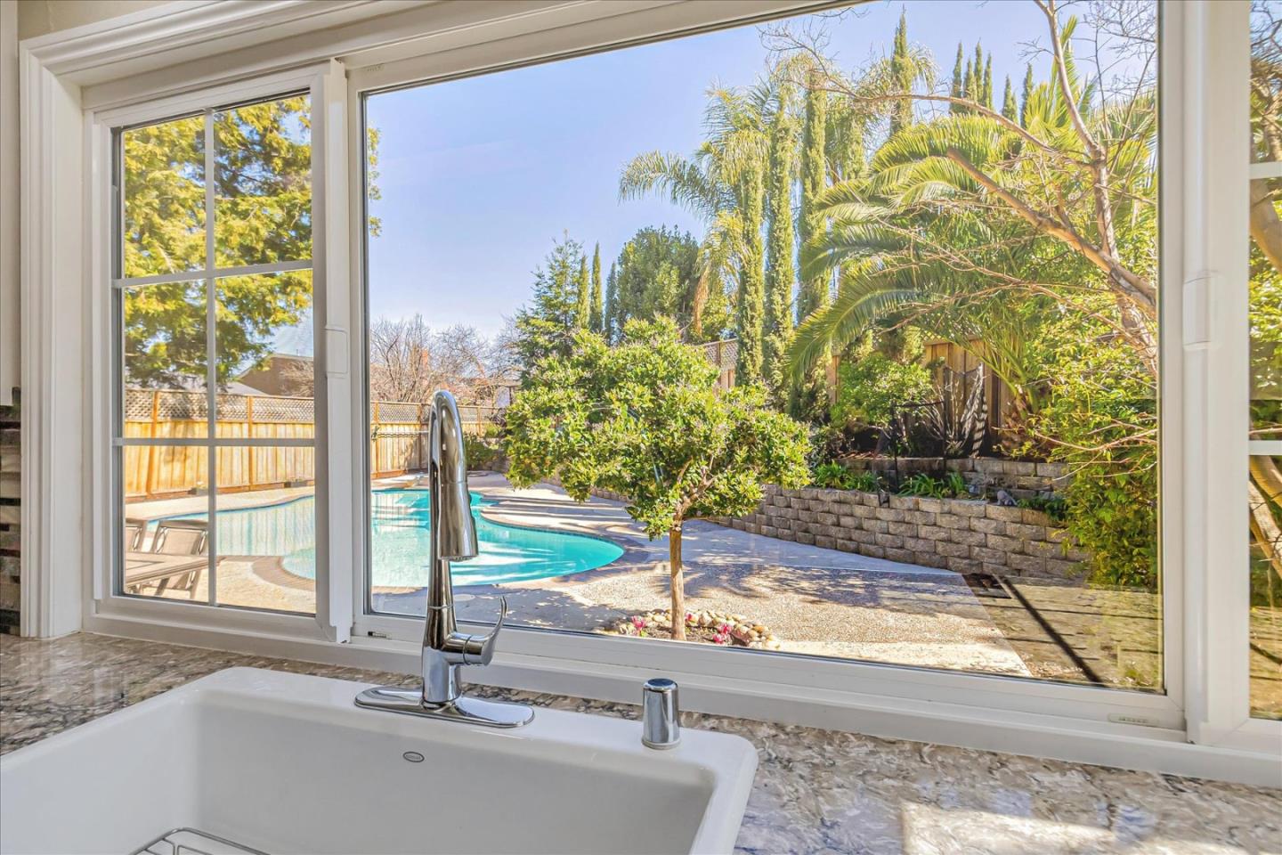 6438 Berwickshire WAY