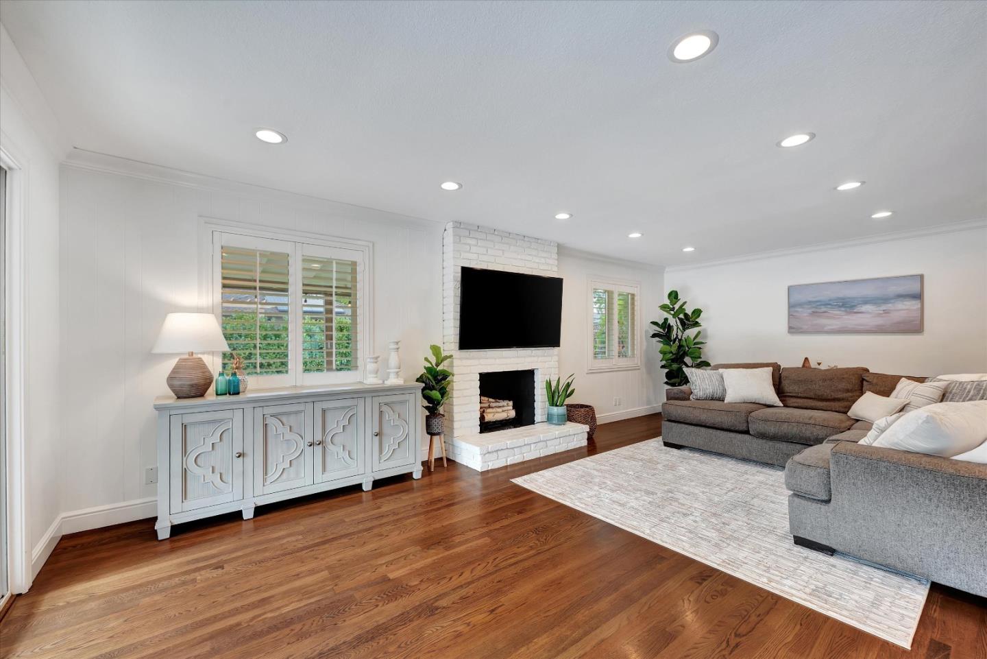 1141 Denise WAY