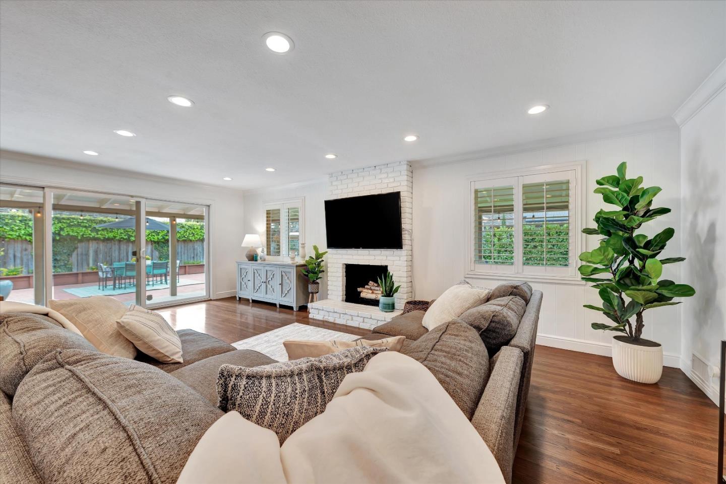 1141 Denise WAY