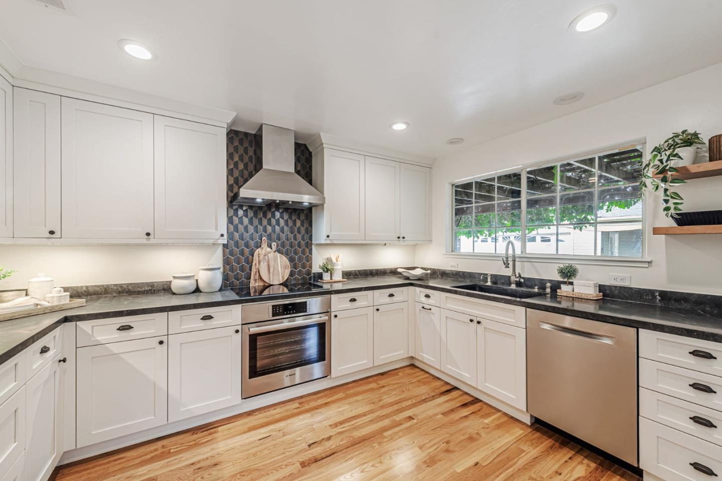2016 Lincoln Avenue