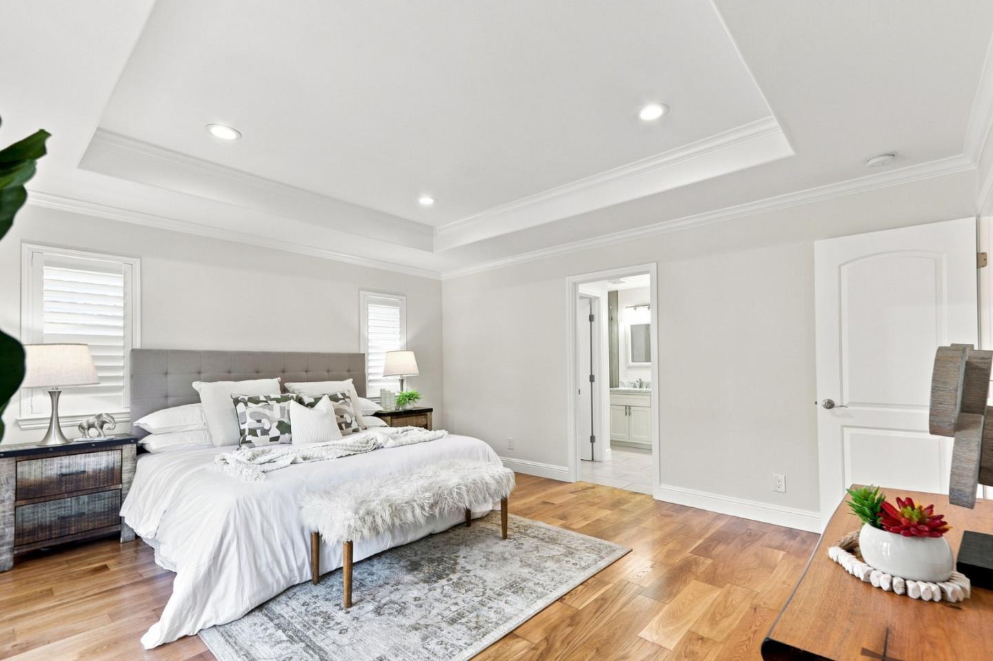 5486 Sharon LN
