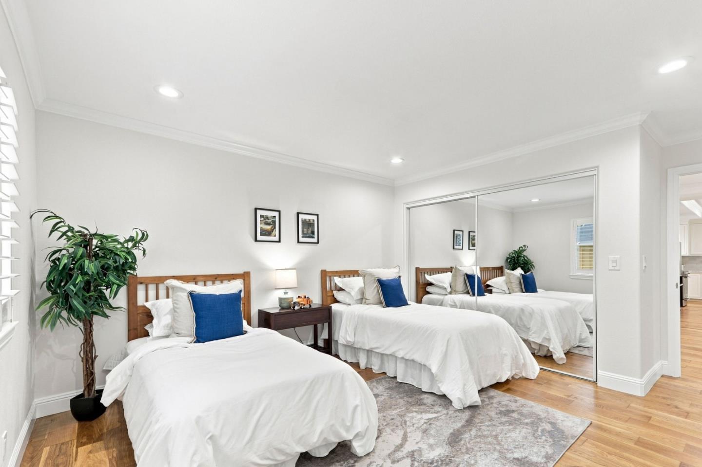 5486 Sharon LN