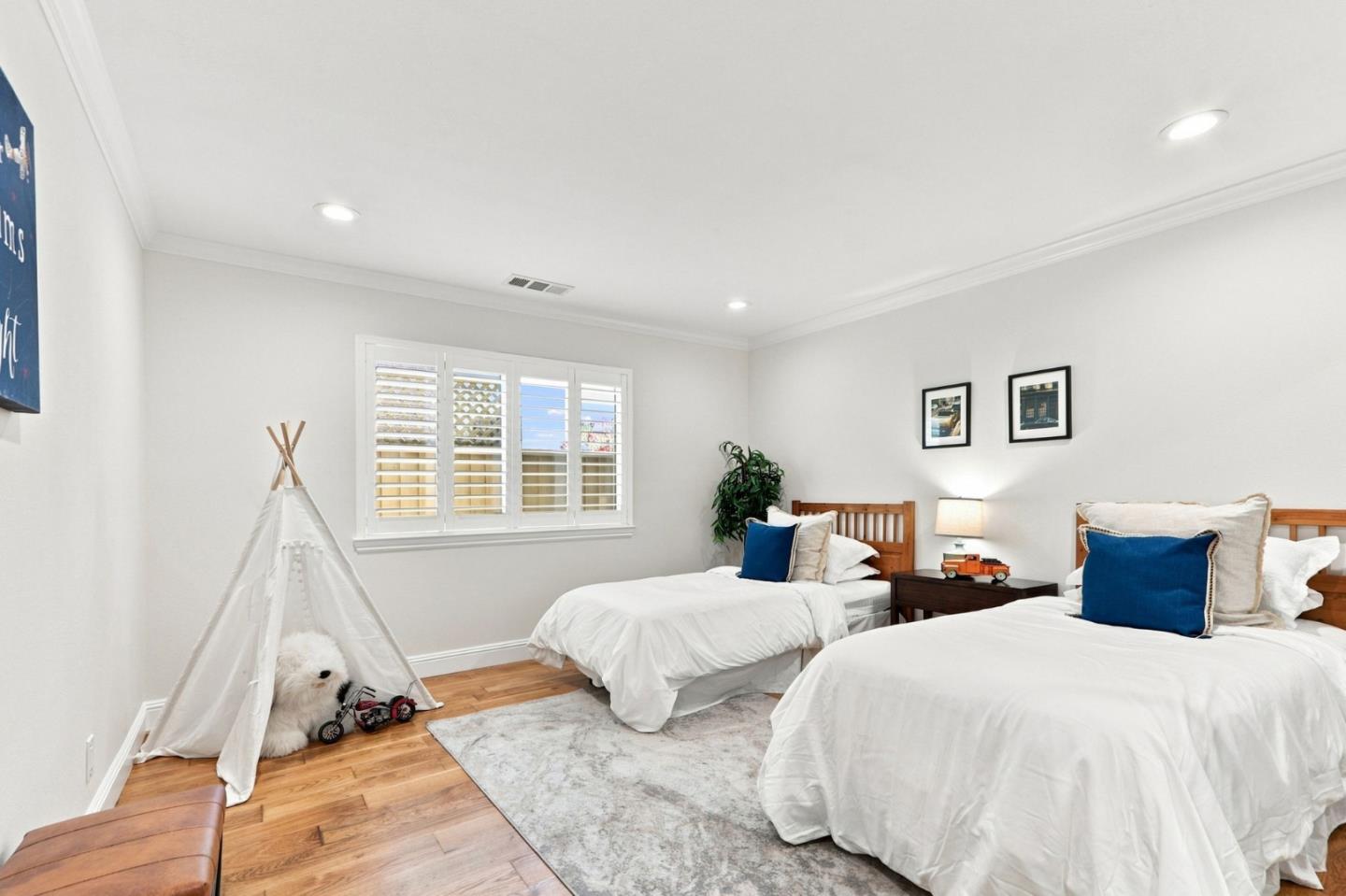 5486 Sharon LN