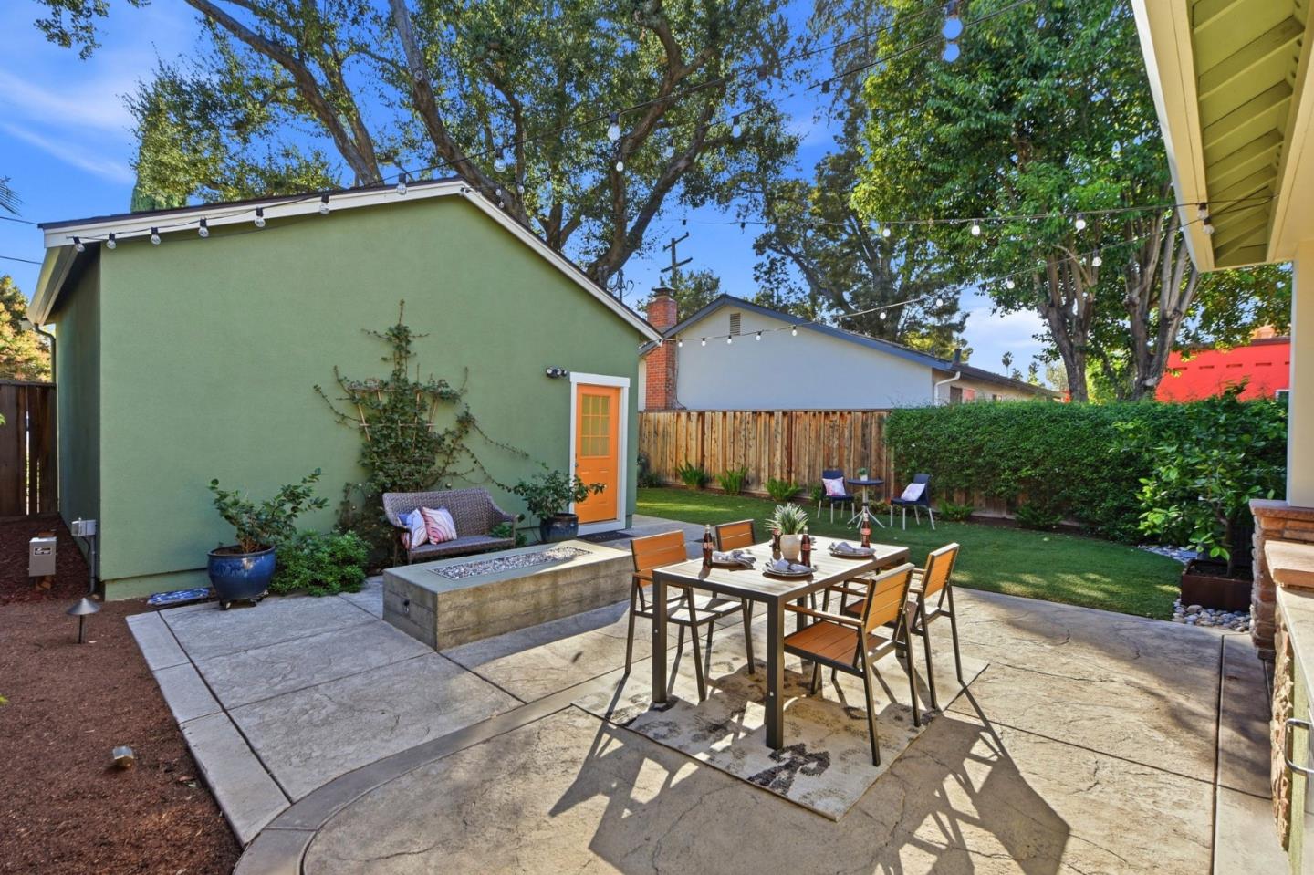 558 Coe AVE