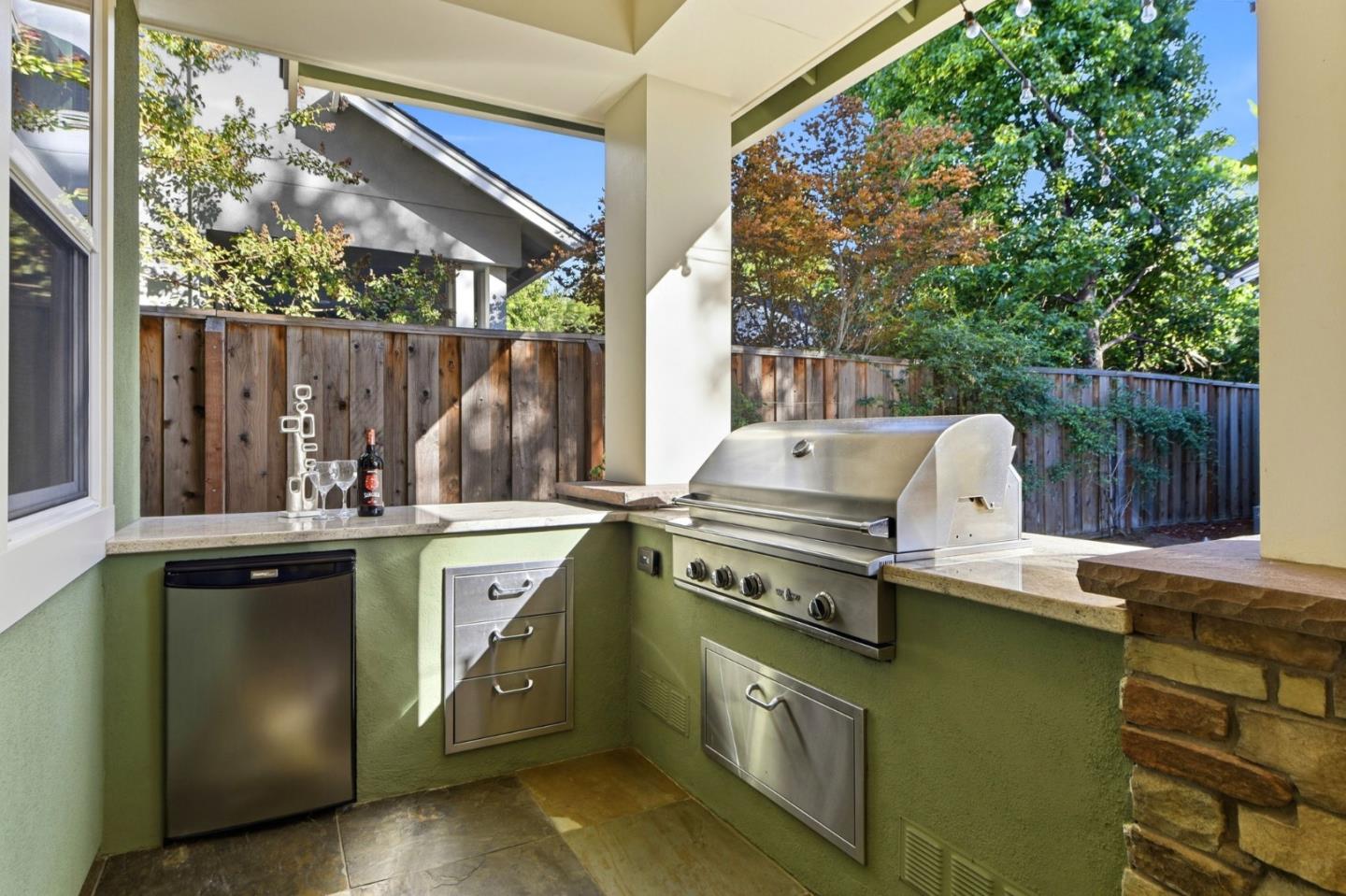 558 Coe AVE