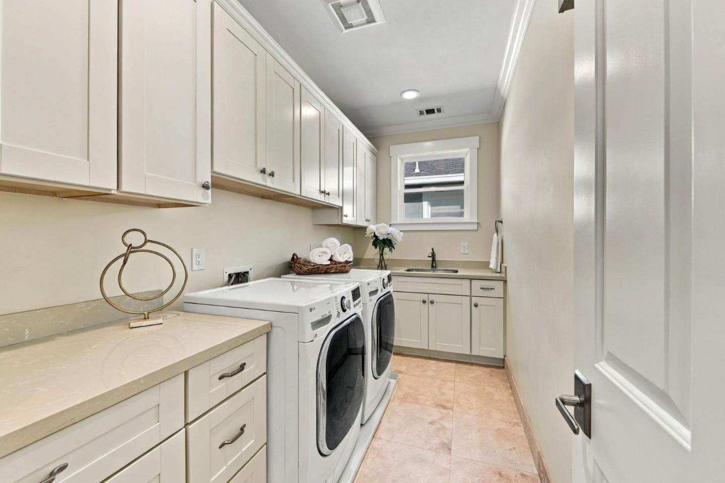 558 Coe AVE