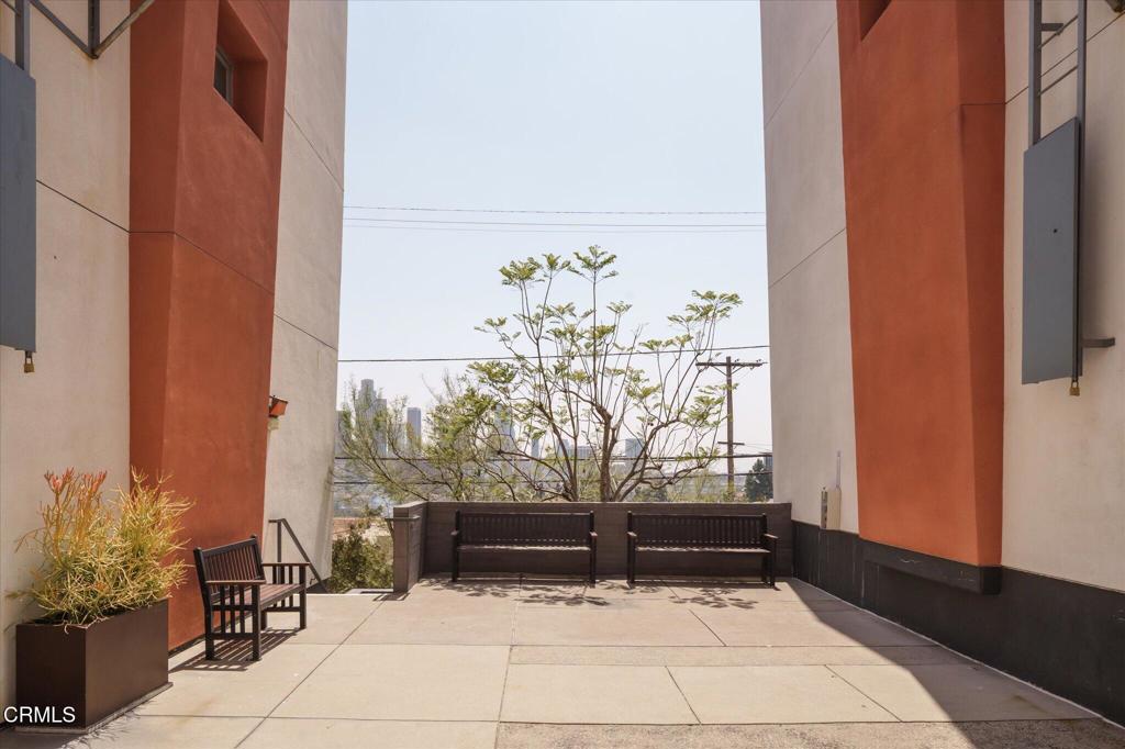 1015 Figueroa Terrace 19
