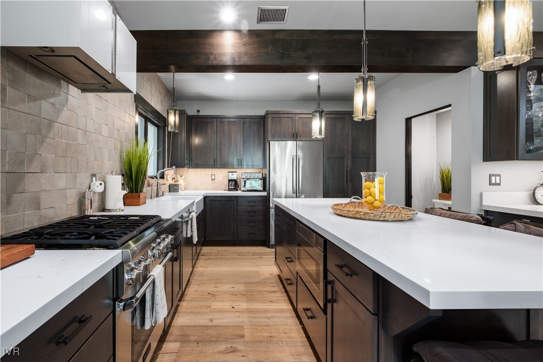 1000 Lakeshore 18