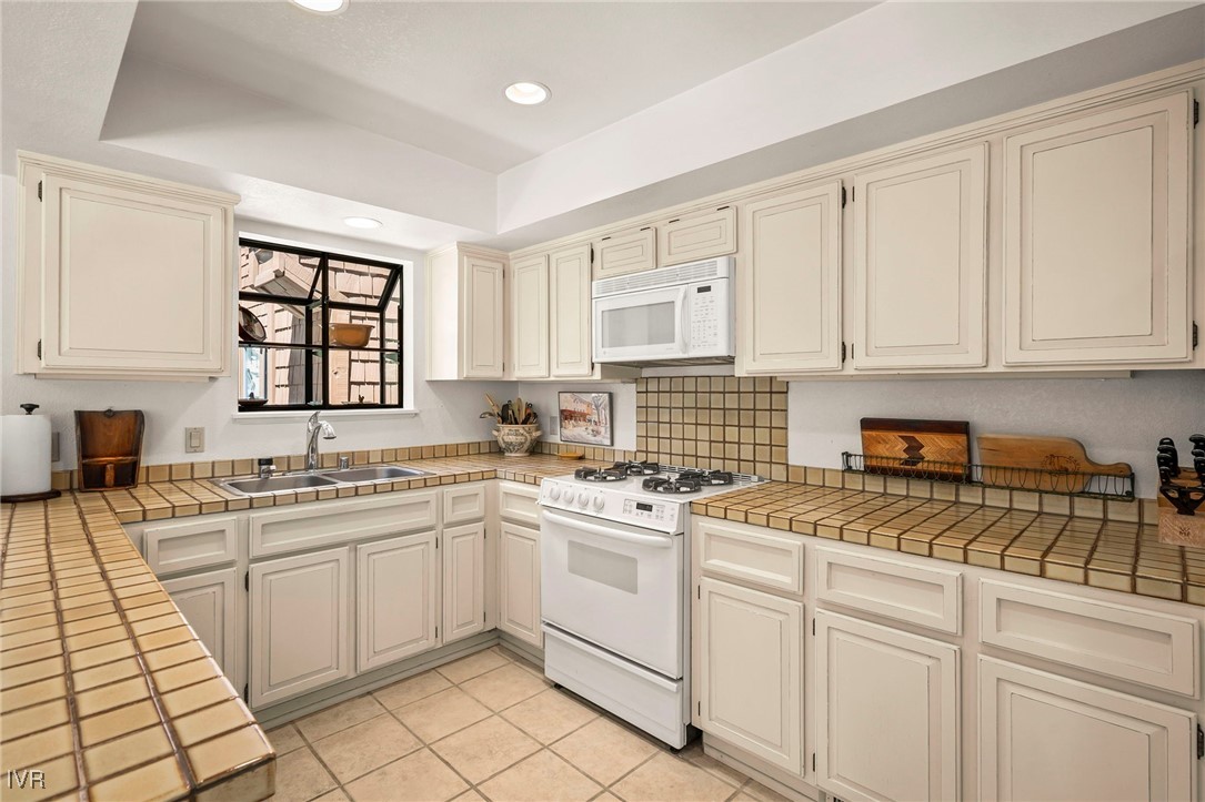 875 Southwood Boulevard 19