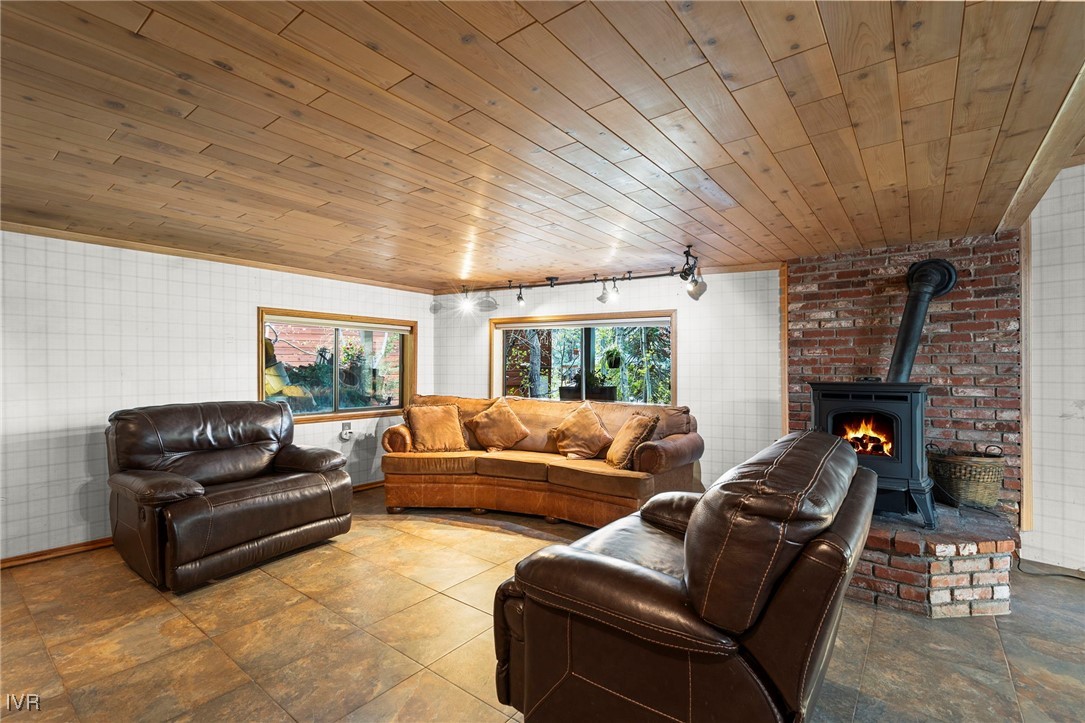 552 Valley Dr