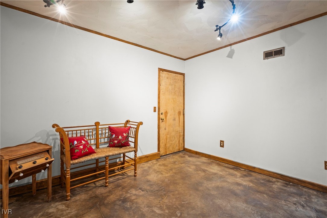 552 Valley Dr