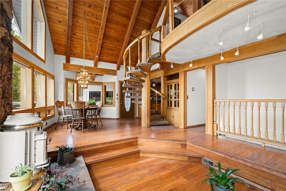 552 Valley Dr